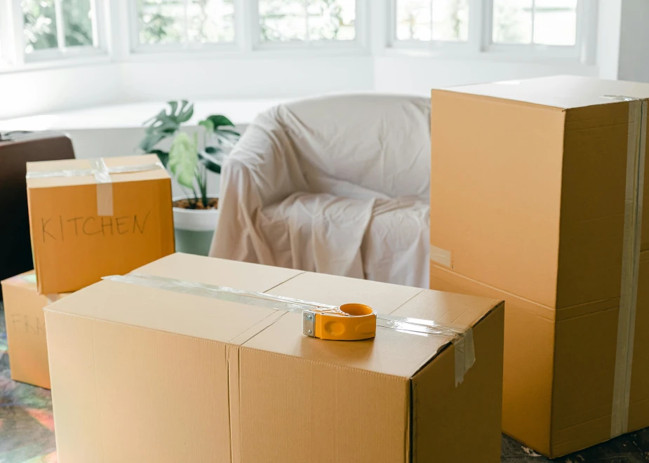 Umzugskartons in einer Wohnung vor dem Privatumzug